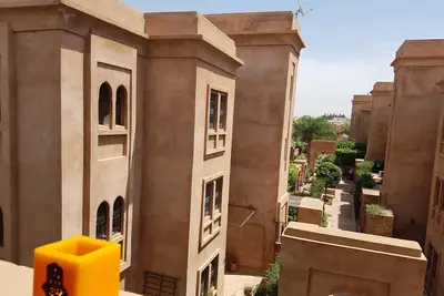 Image de Bel appartement à 3 façades et verdure, bien agencé sécurisé avec une piscine