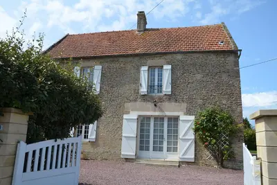 Image de Jolie maison en pierre, 3 chambres, 2 salles de bain avec un grand jardin clos