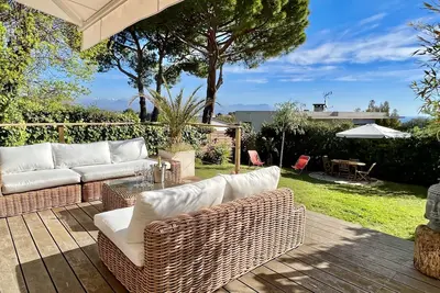 Image de Antibes Maison dans domaine avec piscine et tennis, jardin et vue mer