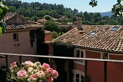 Image de '' La Dame Au Balcon '' sur la place du village