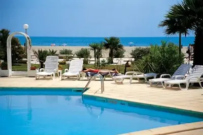 Image de T2 en front de mer avec piscine