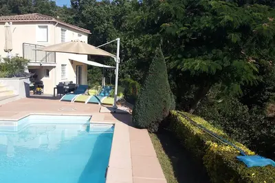 Image de 2 pièces tout confort dans bâtiment indépendant avec piscine et jardin