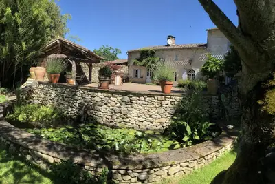 Image de Charmant cottage en bord de rivière avec piscine privée.