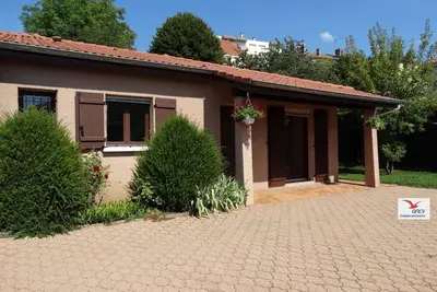 Image de Cozy house with closed parking, electric charging port, garden. Near downtown