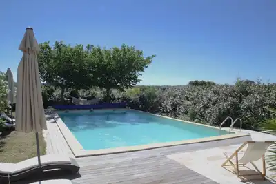 Image de Gîte de charme avec piscine chauffée dans un domaine viticole à Uzès