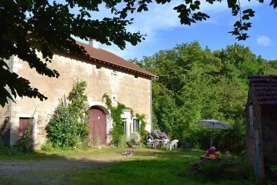 Image de Ancienne ferme (1863) en lisière de forêt, calme et nature