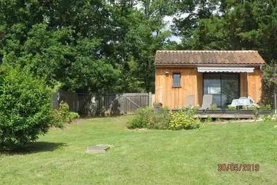 Image de L'Ensoleillade  Petit Chalet écologique en bois de 19m2  dans jardin. 2 étoiles