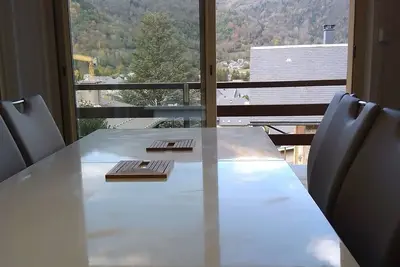 Image de Appartement surélevé (rénové 2023) dans chalet. Vue imprenable sur la montagne