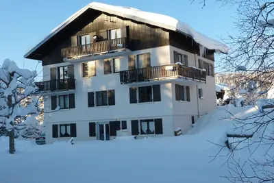 Image de Situé au départ des pistes de ski de fond et randonnées, commerces sur place.