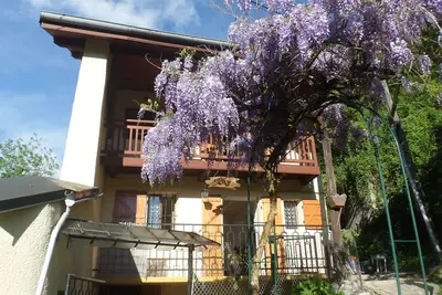 Image de maison au pied de la montagne