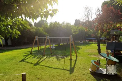 Image de Maisonnette dans parc arboré terrain de pétanque, jeux enfants Bbq proche plages