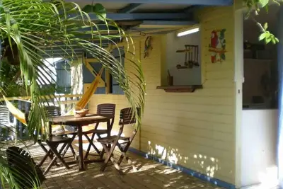 Image de Beau gîte-appart climatisé à 350 m de la plage avec vaste terrasse.