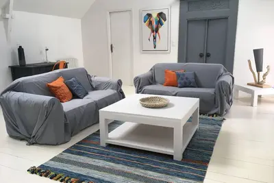 Image de Appartement avec jardinet dans maison en pierre