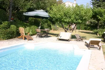 Image de Villa de charme avec grand jardin et piscine au coeur de la campagne provençale.