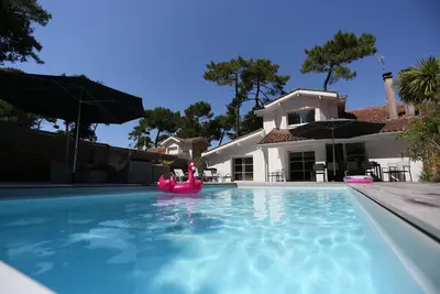 Image de Villa avec une vue exceptionnelle sur le golf, Ă deux pas de la plage
