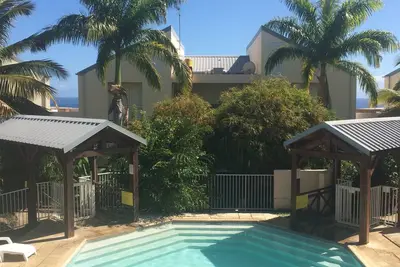 Image de T2 de standing  Saint Gilles les bains avec piscine joli jardin et vue mer