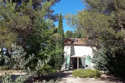 Image de Petite maison indépendante sur propriété arboré avec piscine