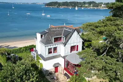 Image de Villa sur la plage, vue à 180° sur le golfe du Morbihan et ses îles.