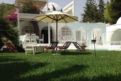 Image de Villa avec Piscine en bord de mer dans résidence privée