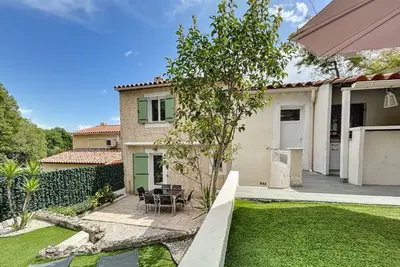 Image de Villa Climatisée au calme, tout confort, jardin, proche plages et port