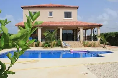 Image de maison\/villa climatisée avec piscine