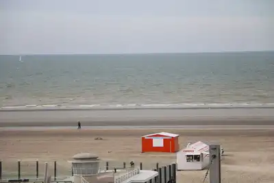 Image de Oostduinkerke plage, vue latérale mer, Appartement 3 chambres idéal pour famill