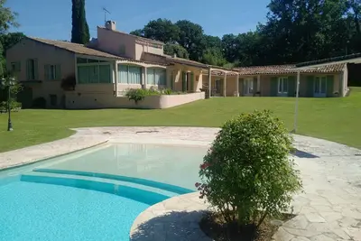 Image de grande villa de 315 M2 climatisé avec piscine à débordement au pied du Luberon