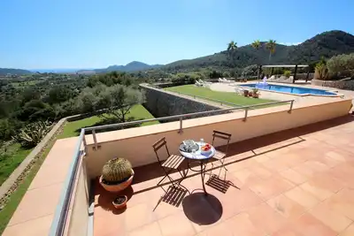 Image de Grande villa de luxe surplombant la mer