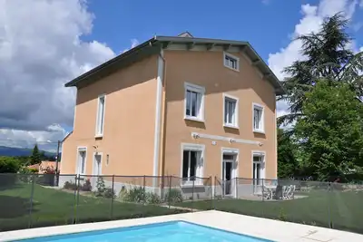Image de Maison familiale avec piscine à 3 kms du Vieux Lyon, 6 chambres, 12 personnes