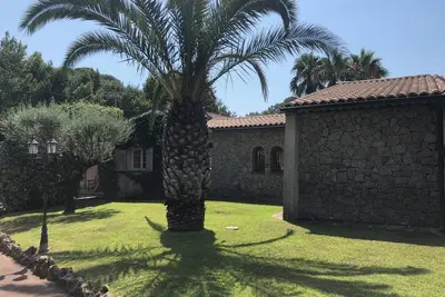 Image de Tres Beau Mas PROVENÇAL (Piscine, très beau jardin, pétanque, barbecue! )