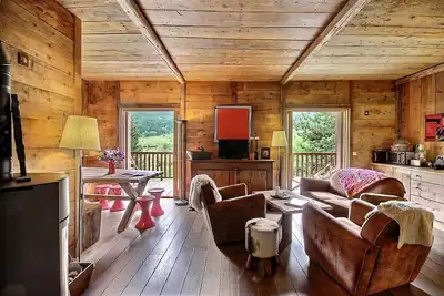 Image de Le Refuge de Serre-Chevalier, dans un esprit chalet, commune de Le MonĂŞtier-les-Bains