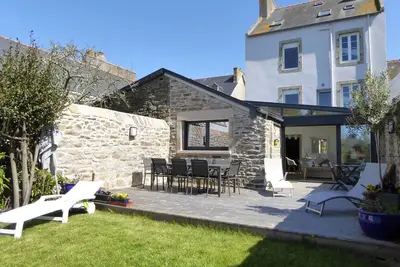 Image de Maison de Charme entièrement rénovée avec terrasse et jardin