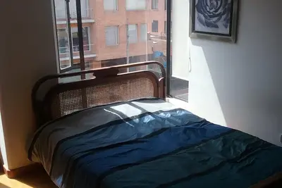 Chambre meublée avec salle de bains privée dans un appartement bien situé.
