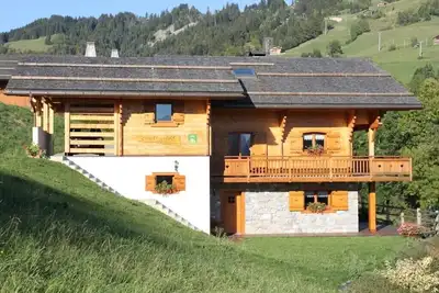 Image de Gite dans chalet savoyard avec vue sur la chaine des aravis. wifi