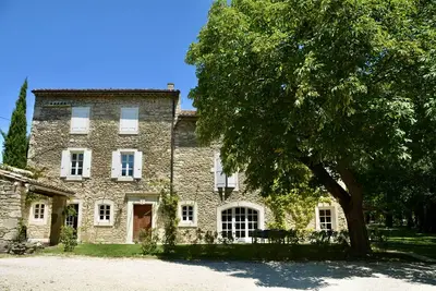 Maison provençale avec piscine chauffée au bord du Lez