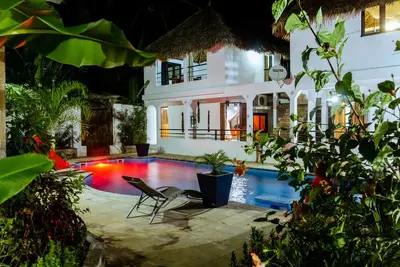 Image de villa pieds dans l'eau a nosy be madagascar pour 14 personnes