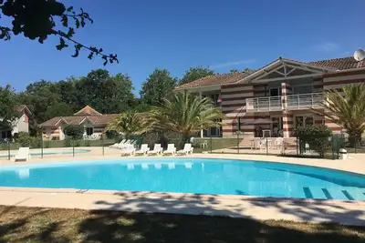 Image de Maison dans résidence de vacances avec piscine