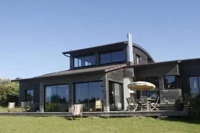 Image de Maison d'architecte en bois, plein sud, face mer