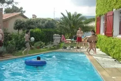 Image de Rez de chaussée de villa, piscine privée, jardin. Proche commerces.
