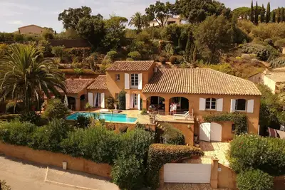 Image de Superbe Maison avec piscine et vue sur toute la baie de Gigaro et Cap Lardier
