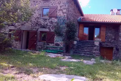 Image de \"Les journées suspendues\" maison en pierres avec jardin