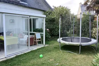 Image de maison avec jardin. proche Gr34, plages et commerces