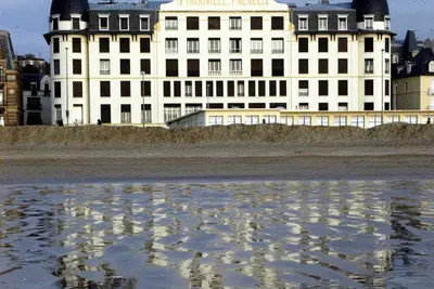 Image de Superbe appartement en duplex de 120 m2 avec 3 chambres, face mer et plage