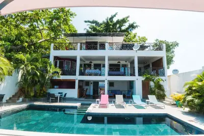 Image de Villa avec une grande vue panoramique sur la mer et sur le coucher de soleil