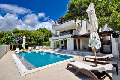 Villa de charme, emplacement calme, vue imprenable et piscine à débordement est tout ce dont vous avez besoin