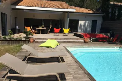 Image de Villa  4 *, moderne, paisible proche plages, golf, forêt; piscine chauffée.