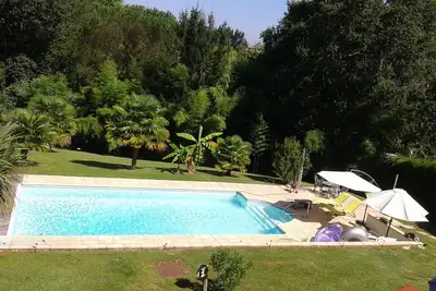 Image de Bayonne calme et détente au bord de la piscine chauffée dans ecrin de verdure