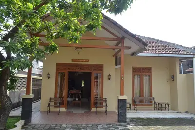Image de Simple 3br House à Yogyakarta + WiFi + Tv + eau chaude