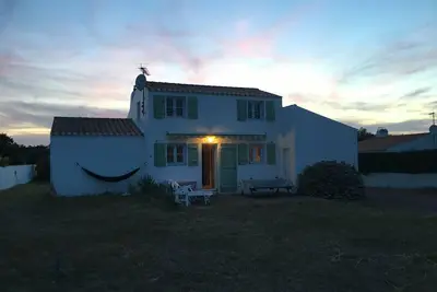 Image de maison indépendante au centre de l’ile à 700m de la plage, au calme.