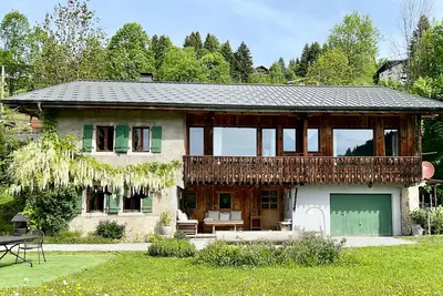 Image de Chalet Ferme savoyarde typique dans la nature, vacances en famille et entre amis